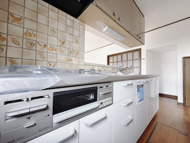 【中古戸建】行田市駒形1丁目のキッチン|■キッチン｜お料理ができたら「これ運んで～♪」と手渡しが出来ます。対面キッチンなのでリビングと一体感があり、広々とした空間の中で楽しく食事やお菓子作りが出来ますね♪