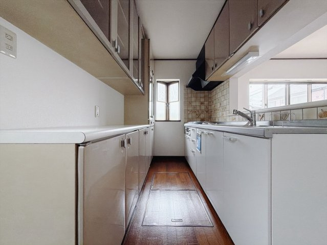 【中古戸建】行田市駒形1丁目のキッチン|■キッチン｜何かと散らかりがちなキッチン…備え付けのカップボードは嬉しいですね♪いつでもスッキリとお片付け上手に！！