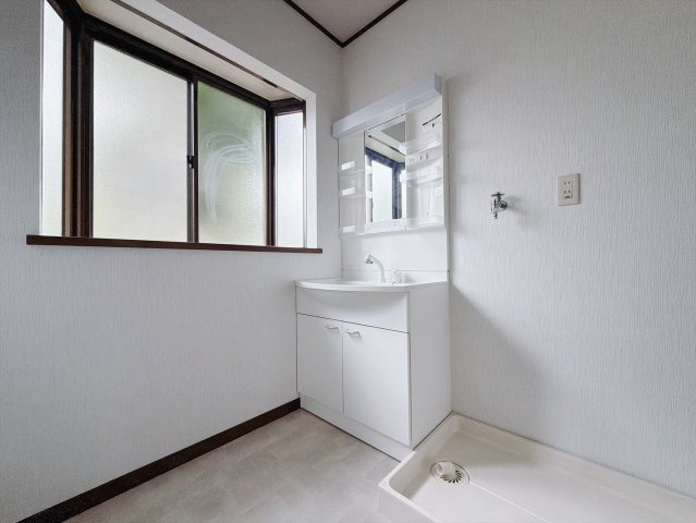 【中古戸建】行田市駒形1丁目の独立洗面台|■洗面室｜洗濯機を置いてもゆとりある広さの洗面脱衣室です♪大きな鏡で朝の身支度もラクラク♪窓があるので換気の際も楽ちんです♪