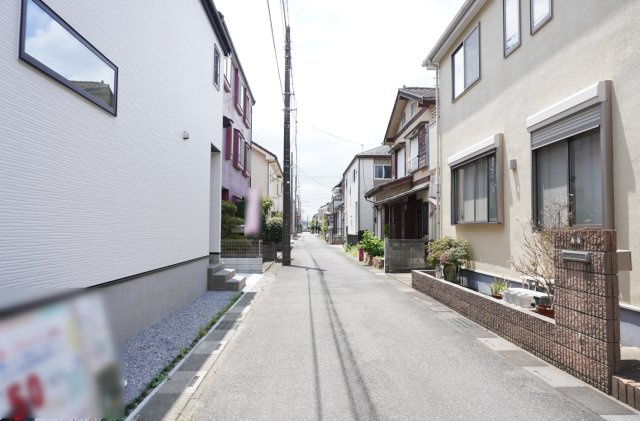 越谷市大沢 新築分譲住宅の前面道路含む現地写真