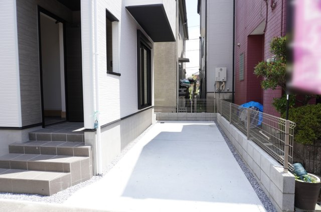 越谷市大沢 新築分譲住宅の駐車場