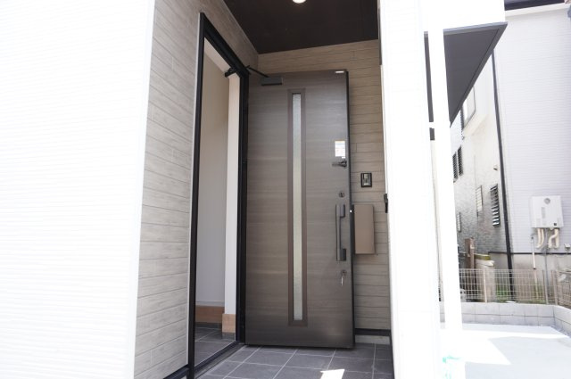 越谷市大沢 新築分譲住宅の玄関