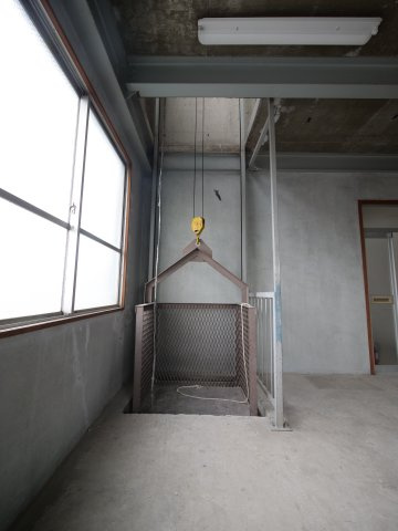 新福1丁目ビルの設備|荷物用自動昇降機