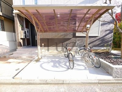 ジャルディネットKのその他共用部分|屋根付きの駐輪場です。