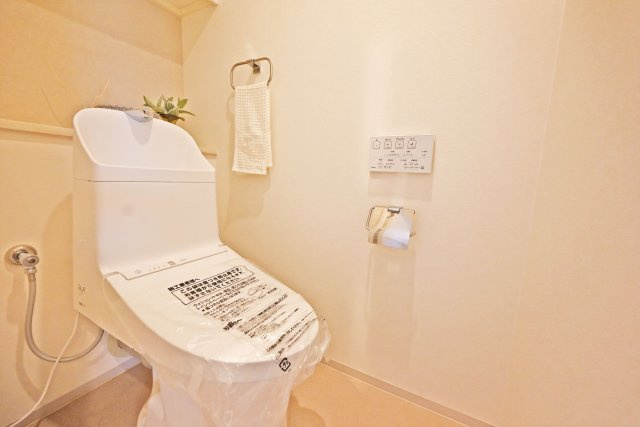 キングマンション天神橋Ⅰのトイレ|新調済みのトイレでウォシュレット機能が付いており、清潔で心地よくご利用いただけます。