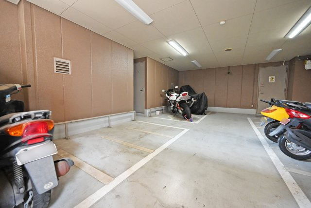 キングマンション天神橋Ⅰのその他共用部分|敷地内にバイク置き場を備えており、バイクを利用される方にも便利な住環境です。通勤・通学や日々のお買い物など、快適な暮らしをサポートします。