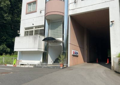 【外観】 | 寸沢嵐事業用 | 土地の形が極端に長細かったり、狭小地、あるいは道路との高低差がある傾斜地だった場合、後々売ろうとしても買い手がつかない場合もあります。後々、売却することになった時に価値の下がらない土地を選びましょう。