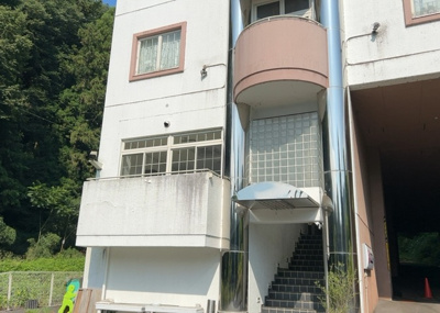 【外観】 | 寸沢嵐事業用 | 家を建てる場合、方位は要チェックです。現実的に日当たりのよい家ならばリビングは南側、建築基準法でも北側に当たる家への配慮は求められています。土地を見学に行く際は、方位磁針を持って行くようにしましょう。