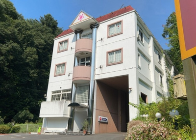 【外観】 | 寸沢嵐事業用 | 現地に行くなら、物件の周囲の地形がどうなっているかを見ることも大切です。周辺より低くなっている土地では、大雨などで水が集まりやすいため、地盤が弱くなっているということも考えられるため、注意が必要です。