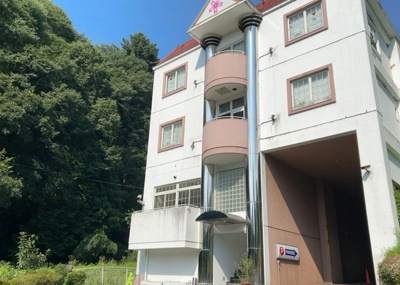 【外観】 | 寸沢嵐事業用 | 土地購入を検討されている場合、境界杭がない状態で購入してしまうと境界確定測量をする必要があり、費用がかかります。購入の前に、売主、隣土地所有者立ち合いのもと境界を確定し境界杭を設置するのがベストです。