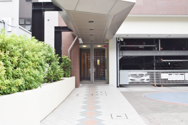 【エントランス】 | クオリア恵比寿ウエスト | オートロックを備えた、マンションのエントランス。やはりセキュリティの観点は欠かすことができません。皆様を“安全”に送り出し、出迎えてくれます。～即日のご見学可能～　お問合せはお気軽にどうぞ。