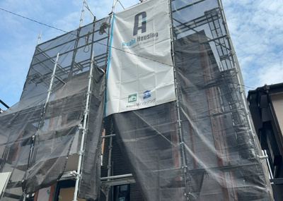 【バルコニー】 | 緑町新築戸建 | バルコニーは、室外の専用スペースのうち、「屋根がなく開放された空間」であるものを指します。ベランダより広いタイプのものが多く、日当たりもよいため家庭菜園などを楽しみたい人にとって適した環境となります。