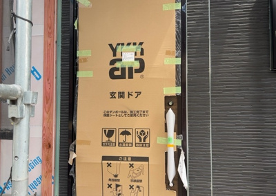 【玄関】 | 緑町新築戸建 | 玄関は家の顔でもあり、家族以外の目にも止まる場所です。玄関は外との間を仕切る扉、靴などをしまっておく収納スペース、靴脱ぎのたたきスペース、来客とのやり取りをするドアホンなど複数のアイテムからなります。