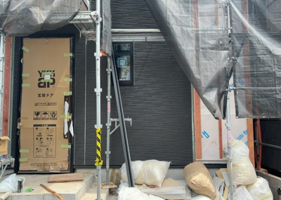 【構造・工法・仕様】 | 緑町新築戸建 | 木造住宅とは土台、壁、柱など建築物の強度を支える構造体の材に木が使用されている構造を指します。構造体は建物の自重を支えるだけではなく風圧や水圧、積裁荷重などあらゆる衝撃に耐えるための基礎です。