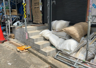 【構造・工法・仕様】 | 緑町新築戸建 | ベタ基礎とは、柱の位置に関係なく全体に基礎がある事を指し、面積が大きい分建物の重さを全体に分散できます。また、地面からの湿気や害虫を遮断でき、木造住宅で心配されるシロアリ被害を防ぐ効果も期待できます。