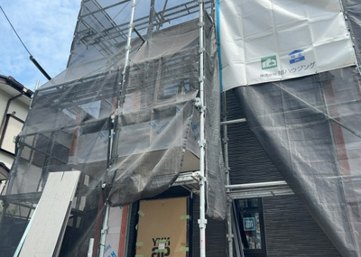 【外観】 | 緑町新築戸建 | 現地に行くなら、物件の周囲の地形がどうなっているかを見ることも大切です。周辺より低くなっている土地では、大雨などで水が集まりやすいため、地盤が弱くなっているということも考えられるため、注意が必要です。