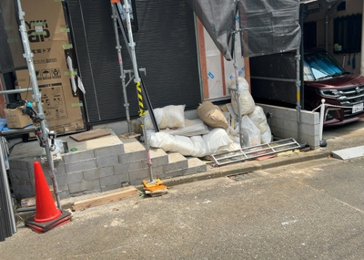 【前面道路含む現地写真】 | 緑町新築戸建 | 道幅が狭い場所は比較的土地の値段が低いことが多く、また交通量が少ないため騒音が少なく静かな環境で過ごせます。また、小さいお子様がいるご家庭も安心です。一方で車の駐車が難しいというデメリットもあります。