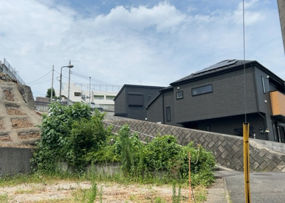 【展望】 | 緑町新築戸建 | 土地の地勢が高台の場合、景色を綺麗にみることができ、景色にこだわってお家探ししている方におすすめです！また平坦地よりも風通しがいいというメリットがあります。デメリットもあるので是非現地でご確認下さい。