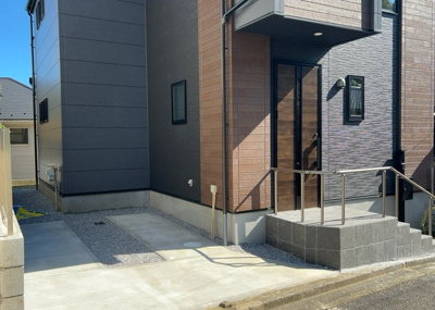 【設備】 | 緑町新築戸建 | 敷地内には、散水栓や立水栓があります。水道水を直接利用できるため、水を運ぶ手間を省くことが出来ます。大量の水を必要とする洗車作業や清掃などに役立ちます。その他設備とあわせて、現地でご確認ください。