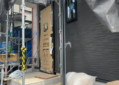 【セキュリティ】 | 緑町新築戸建 | モニターで来訪者を確認して、目的が分からない場合はインターホンを通じて室内から会話することができます。怪しいと感じた場合はインターホン越しにお帰りいただくことができるので、直接会うことがなく安全です。