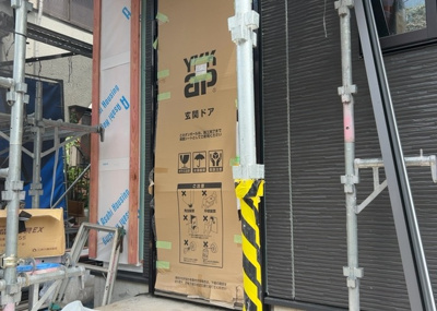 【玄関】 | 緑町新築戸建 | 玄関は、狭すぎると複数人で使いにくく、広すぎても無駄な空間になりがちです。最低2畳を目安にして、家の広さとの兼ね合いや家族の人数を考慮して決めるとよいでしょう。現地を見学して快適な玄関を選びましょう！