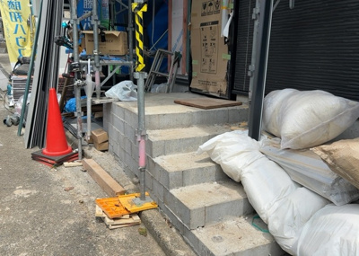 【冷暖房・空調設備】 | 緑町新築戸建 | 基礎パッキング工法とは、床下の換気確保のため基礎と土台の間に緩衝材を挟み込む工法です。土台の下に数十センチの間隔で設置されるため、全体的な隙間が生まれます。床下換気口に比べて高い通気性が確保されます。