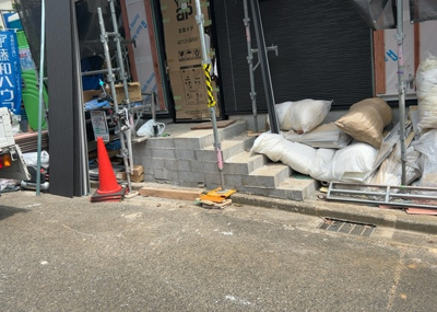 【前面道路含む現地写真】 | 緑町新築戸建 | お持ちの車種によっては前面道路が広い方が便利でしょう。しかし、前面道路が広ければその分交通量が多くなるため、騒音などが気になる場合があります。実際に現地を見学し、周辺交通量や騒音などを確認しましょう！