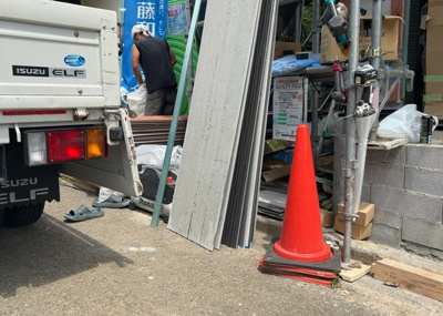 【駐車場】 | 緑町新築戸建 | 駐車場と明記されていても、最小スペースでつくられた駐車場だと大型車は駐車できなかったり、出入りしにくくなったりする可能性があります。お車のサイズと購入したい物件の駐車場のサイズを現地で確認しましょう。