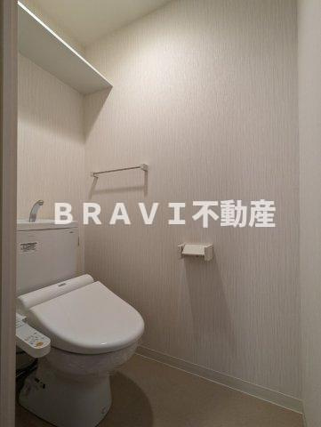 Premiere Maison　BRAVI不動産のトイレ|【Premiere Maison】棚付きです