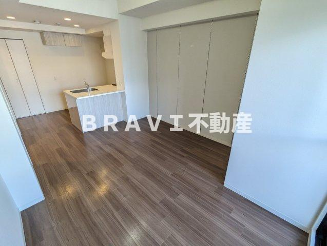 Premiere Maison　BRAVI不動産の居間・リビング|【Premiere Maison】落ち着いたリビングです