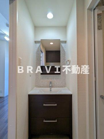 Premiere Maison　BRAVI不動産の独立洗面台|【Premiere Maison】綺麗な洗面所です