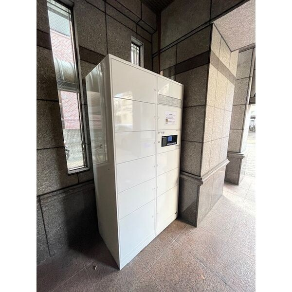 Medio21のエントランス|留守でも安心、宅配BOXで不在中の荷物も
安心らくらく受取りできます♪
