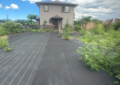 【バルコニー】 | 宇津木町新築戸建 | バルコニーは、室外の専用スペースのうち、「屋根がなく開放された空間」であるものを指します。ベランダより広いタイプのものが多く、日当たりもよいため家庭菜園などを楽しみたい人にとって適した環境となります。