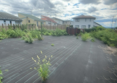 【構造・工法・仕様】 | 宇津木町新築戸建 | 木造住宅とは土台、壁、柱など建築物の強度を支える構造体の材に木が使用されている構造を指します。構造体は建物の自重を支えるだけではなく風圧や水圧、積裁荷重などあらゆる衝撃に耐えるための基礎です。