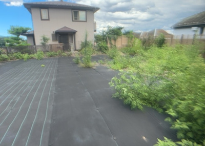 【構造・工法・仕様】 | 宇津木町新築戸建 | ベタ基礎とは、柱の位置に関係なく全体に基礎がある事を指し、面積が大きい分建物の重さを全体に分散できます。また、地面からの湿気や害虫を遮断でき、木造住宅で心配されるシロアリ被害を防ぐ効果も期待できます。