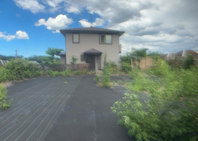 【冷暖房・空調設備】 | 宇津木町新築戸建 | 基礎パッキング工法とは、床下の換気確保のため基礎と土台の間に緩衝材を挟み込む工法です。土台の下に数十センチの間隔で設置されるため、全体的な隙間が生まれます。床下換気口に比べて高い通気性が確保されます。