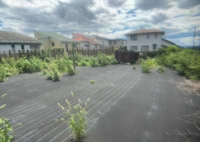 【外観】 | 宇津木町新築戸建 | 現地に行くなら、物件の周囲の地形がどうなっているかを見ることも大切です。周辺より低くなっている土地では、大雨などで水が集まりやすいため、地盤が弱くなっているということも考えられるため、注意が必要です。