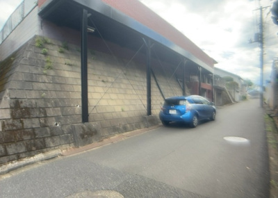 【前面道路含む現地写真】 | 宇津木町新築戸建 | 道幅が狭い場所は比較的土地の値段が低いことが多く、また交通量が少ないため騒音が少なく静かな環境で過ごせます。また、小さいお子様がいるご家庭も安心です。一方で車の駐車が難しいというデメリットもあります。