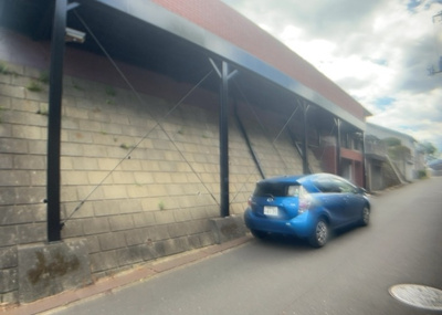 【前面道路含む現地写真】 | 宇津木町新築戸建 | 道幅が広い場所は日当たりや風通が良好です。幅が広いのですれ違いも可能ですし大きな車でも駐車可能！一方で、大型車が通ることも多くなるため交通量の増加により騒音に繋がります。また土地の値段が高くなります。