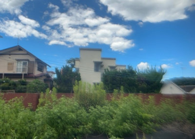 【展望】 | 宇津木町新築戸建 | 土地の地勢が高台の場合、景色を綺麗にみることができ、景色にこだわってお家探ししている方におすすめです！また平坦地よりも風通しがいいというメリットがあります。デメリットもあるので是非現地でご確認下さい。