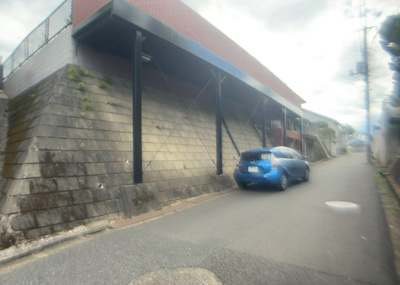 【前面道路含む現地写真】 | 宇津木町新築戸建 | お持ちの車種によっては前面道路が広い方が便利でしょう。しかし、前面道路が広ければその分交通量が多くなるため、騒音などが気になる場合があります。実際に現地を見学し、周辺交通量や騒音などを確認しましょう！