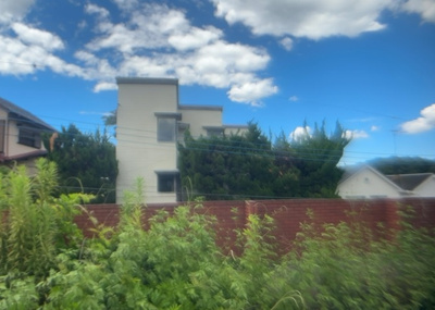 【展望】 | 宇津木町新築戸建 | 桜や紅葉の名所に出かける人は多いと思いますが、家にいながら季節の移ろいを感じる生活を送りませんか？リビングや窓から見える景色が生活を彩るワンポイントに！現地から見える景色を堪能してみては如何でしょう。