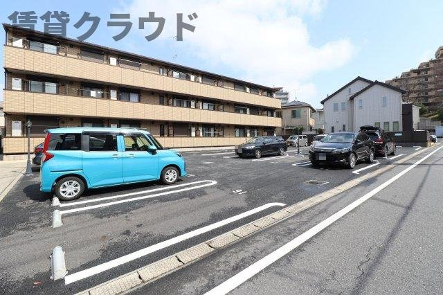 ラテルの駐車場|車をお持ちの方に嬉しい駐車場付きの物件です
