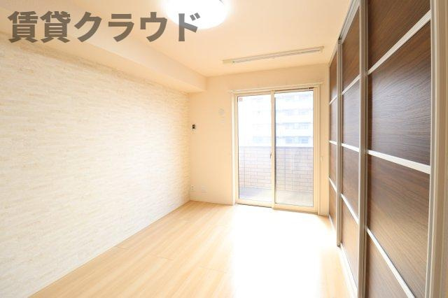 ラテルの寝室|広くて明るい寝室