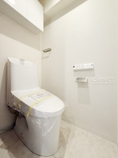 【トイレ】 | ノバ浅草 | 温水洗浄便座付き　上部に収納を備えたトイレです。自宅の中でも最もプライベートな空間だからこそ、ほしい「落ち着き」がここにあります。～即日のご見学可能～　お問合せはお気軽にどうぞ。