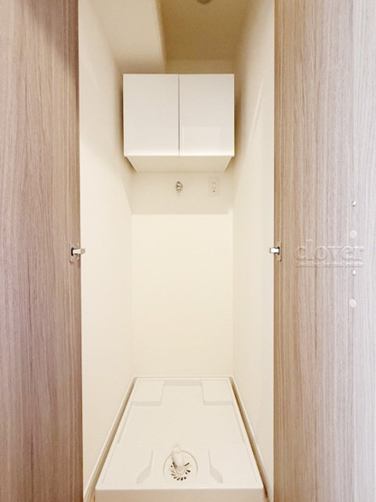 【ランドリースペース】 | ノバ浅草 | 防水パン（洗濯機置き場）　上部収納あり