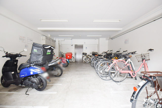 【駐輪場】 | ノバ浅草 | 自転車置き場。マンションの共用部にあたります。空きの有無や駐輪料金、各戸の台数制限などについては、改めてお問い合わせください。～即日のご見学可能～　お問合せはお気軽にどうぞ。
