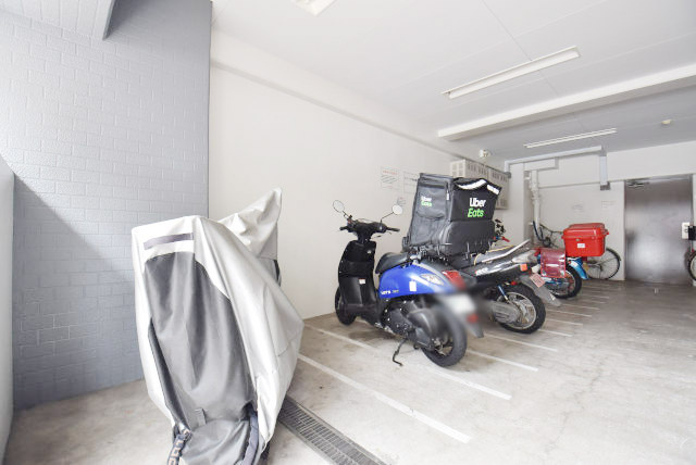 【駐車場】 | ノバ浅草 | バイク置き場。空き区画の有無や駐輪料金、サイズおよび排気量規定などについては、改めてお問い合わせください。～即日のご見学可能～　お問合せはお気軽にどうぞ。
