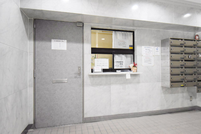 【受付】 | ノバ浅草 | 管理人さんが勤務する管理室です。マンションに出入りする人たちを見守り、注意を払ってくれています。～即日のご見学可能～　お問合せはお気軽にどうぞ。
