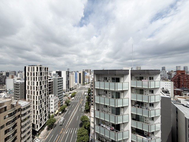 【展望】 | ノバ浅草 | 眼前に広がる空の雄大さと、このお部屋の自慢の一つである「眺望」をご覧ください。毎日、この景色を独り占めできる新生活に夢が広がります。～即日のご見学可能～　お問合せはお気軽にどうぞ。